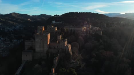 Complejo-De-Palacio-Y-Fortaleza-De-La-Alhambra-Durante-El-Amanecer-En-Granada,-Andalucía,-España.