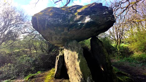 Beeindruckender-Schlussstein-Und-Antike-Architektur-Und-Verarbeitung-Gaulstown-Dolmen-Waterford-Irland-Bei-Sonnenuntergang-An-Einem-Sonnigen-Frühlingssonnenuntergang