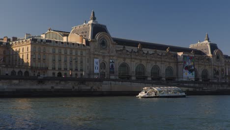 París,-Circa,-Francia,-Febrero-De-2023:-Tomada-Desde-Un-Barco-A-Motor-Moviéndose-A-Lo-Largo-Del-Río-Sena-Del-Famoso-Museo-De-Arte-Llamado-&quot;Musee-D&#39;orsay&quot;-En-París-Durante-El-Día.