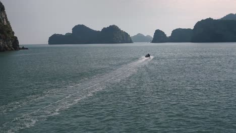 Rückansicht-Eines-Bootes,-Das-Segelt-Und-Lange-Spuren-Auf-Dem-Meer-Hinterlässt