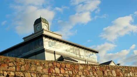 Ikonischer-Hermanus-Uhrturm-Am-Dorfplatz-Am-Wasser-Gegen-Blauen-Himmel