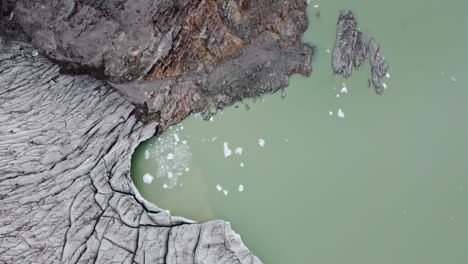 Glaciar-Y-Lago-Fellaria-En-Valmalenco,-Sondrio,-Italia---Antena-Arriba-Hacia-Abajo