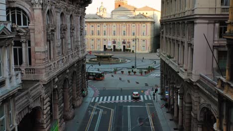 Vista-Aérea-En-Medio-De-Edificios-Antiguos,-Revelando-La-Plaza-De-Ferrari-Y-La-Fuente-En-La-Ciudad-De-Génova,-Mañana-Soleada-En-Italia