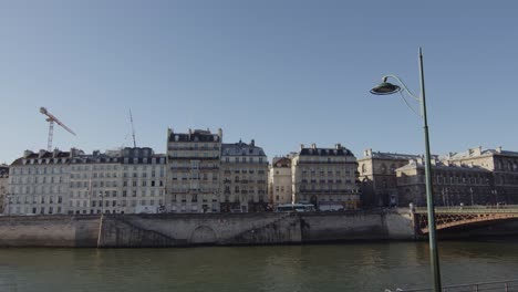 Paris-apartment-buildings-on-Seine-river-coastline,-static-view