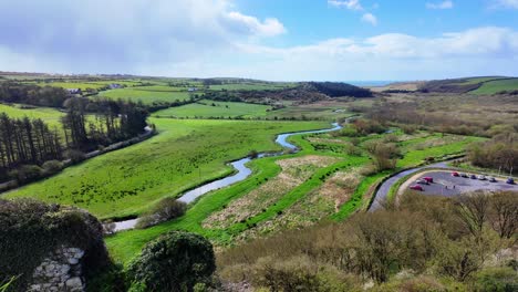 Vista-Desde-La-Cima-Del-Castillo-De-Dunhill-Mirando-Hacia-El-Mar-Y-Annestown-Anne-Valley-Waterfront-Irlanda-En-Primavera