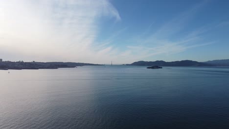 Langsam-Herauszoomende-Drohnenaufnahmen-Mit-Der-Golden-Gate-Bridge-Im-Hintergrund-002