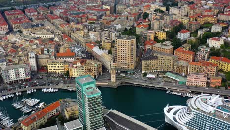 Vista-Aérea-De-Un-Crucero-Y-El-Paisaje-Urbano-De-Savona,-Italia---Panorama,-Disparo-De-Drones