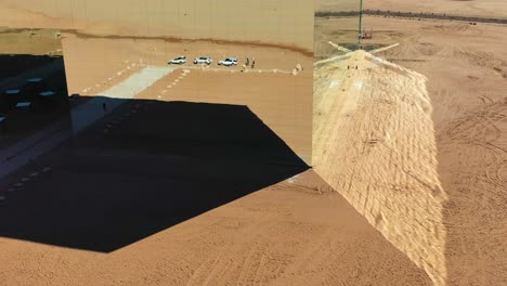 Luftaufnahme-Von-Den-Reflektierenden-Wänden-Der-Maraya-Konzerthalle-In-Saudi-Arabien---Rückwärts-,-Neigungs-,-Drohnenaufnahme