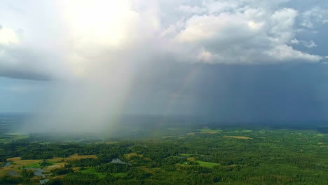 Bosques-Forestales-Con-Nubes-De-Tormenta-Lluvia-Y-Arco-Iris-En-La-Distancia-Aérea