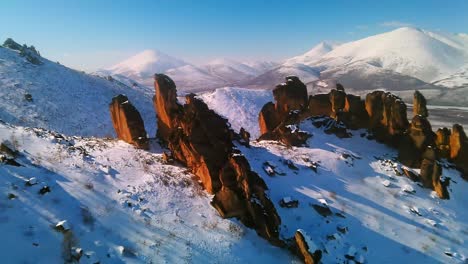 Imágenes-De-Drones-De-Una-Cresta-De-Montaña-Invernal-En-Un-Clima-Soleado