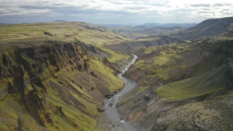 Fluss,-Der-Durch-Das-Zerklüftete-Gelände-In-Der-Nähe-Des-Haifoss-Wasserfalls-In-Island-Fließt-–-Drohne-Fliegt-Vorwärts