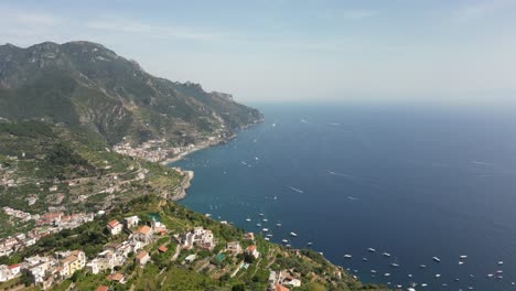 Vista-Panorámica-De-Ravello,-Italia-A-Lo-Largo-De-La-Costa-De-Amalfi.