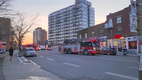 Feuerwehr-Sperrt-Straße,-Nachdem-ältere-Person-Von-Auto-Erfasst-Wurde