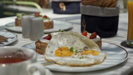 Delicioso-Desayuno-En-Un-Elegante-Restaurante-En-Primer-Plano