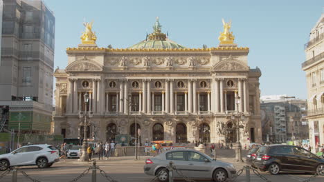 Majestuoso-Edificio-De-La-ópera-De-París-Con-Tráfico-Urbano,-Vista-Estática