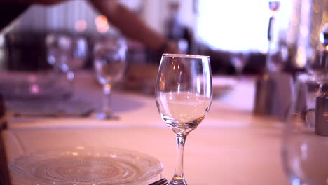 Weinglas-Auf-Dem-Tisch-Filmische-Bewegung-Mit-Unschärfe-Brennweite
