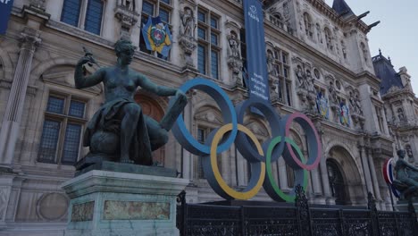 Statue-Der-Wissenschaft-Von-Jules-Blanchard-Neben-Dem-Olympia-Emblem-Vor-Dem-Hotel-De-Ville---Paris-2024-In-Paris,-Frankreich