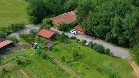 Vista-Aérea-Alrededor-De-Una-Bodega-En-El-Piamonte-Rural,-La-Soleada-Italia---Dando-Vueltas,-Disparo-De-Drones