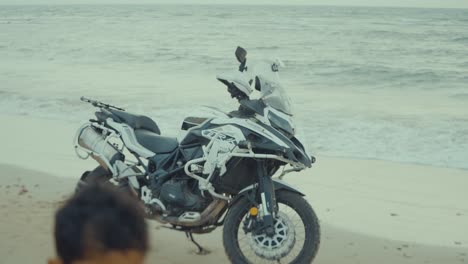 Vista-De-Perfil-De-Una-Costosa-Bicicleta-Parada-En-La-Playa-De-Baluchistán,-Pakistán-Durante-La-Puesta-De-Sol