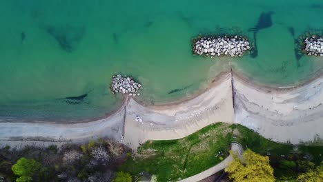 aerial-flyover-of-a-lake-michigan-beach-with-beachgoers