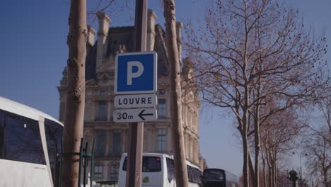 Parking-sign-leading-to-Louvre-museum-in-Paris,-handheld-view