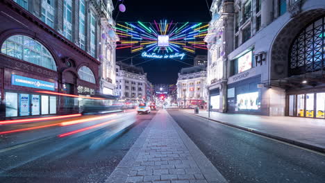 Zeitraffer-Des-Verkehrs-Auf-Der-Oxford-Street-Bei-Nacht-Mit-Weihnachtsbeleuchtung-An-Der-Kreuzung-Mit-Der-Regents-Street