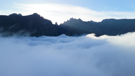 Abstieg-In-Die-Wolken-In-Der-Hochgebirgslandschaft-Der-Natur-Der-Madeira-Inseln-Im-Freien,-Portugal