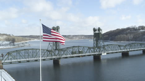 Luftumlaufbahn-Um-Wehende-USA-Flagge-Und-Historische-Hubbrücke-In-Stillwater