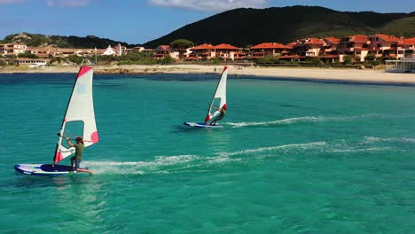 Luftaufnahme-Von-Menschen-Beim-Windsurfen-An-Der-Küste-Der-Costa-Smeralda,-Sardinien