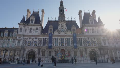 Tourists-At-Hotel-de-Ville-With-Olympic-Emblem-At-The-Main-Entrance-For-2024-Summer-Olympics