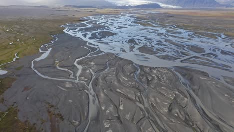 Drohnenaufnahme-Von-Gletscherflüssen,-Die-Vom-Sólheimajökull-Gletscher-In-Island-Kommen