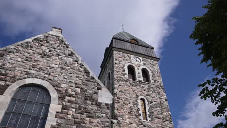 Exterior-De-La-Iglesia-De-Alesund,-Noruega,-Paredes-De-Piedra-Y-Torre-Del-Reloj.