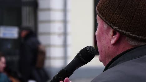 An-old-man-sings-on-Nikolskaya-street-in-Moscow,-close-up