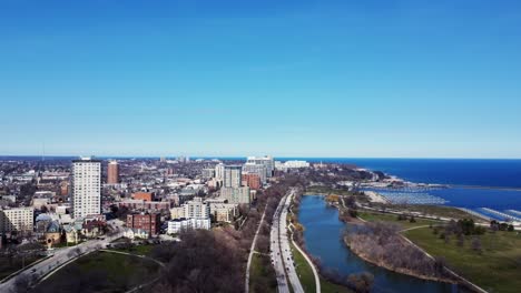 Timelapse-Estático-Del-Tráfico-De-Pasajeros-Al-Mediodía-A-Lo-Largo-Del-Lago-Michigan-En-Milwaukee,-Wi