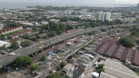 Zug-Und-Verkehr-Bewegen-Sich-Durch-Die-Altstadt-Im-Norden-Von-Jakarta,-Indonesien