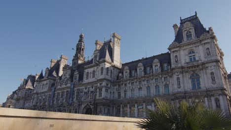 Iconic-heritage-palace-building-of-Paris-on-sunny-day,-handheld-view