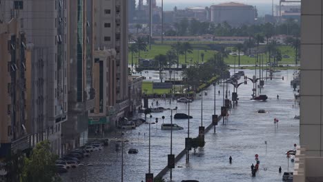 El-17-De-Abril-De-2024,-Las-Carreteras-Y-Calles-Inundadas-En-Los-Emiratos-Árabes-Unidos-Fueron-Recordatorios-Visibles-De-Las-Recientes-Lluvias-Sin-Precedentes.