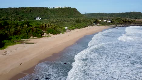 Wunderschöne-Strandwellen-In-Einem-Tropischen-Land_Drohnenaufnahme