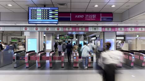 Shibuya-Train-Station-Timelapse,-Commuters-walking-through-ticket-gates,-Tokyo,-Japan