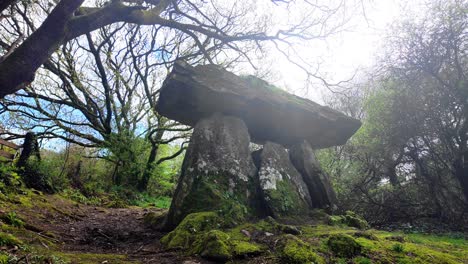 Amanecer-En-El-Solsticio-En-Una-Tierra-Mágica-Y-Mística-En-La-Irlanda-Rural-Dolmen-De-Gaulstown-Waterford-Puerta-De-Entrada-Al-Inframundo-Y-Lugares-Delgados-Tierra-Misteriosa-De-Irlanda