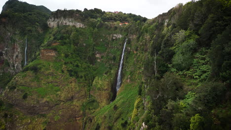 Zoom-in-movement-on-Rocha-do-Navio-waterfall,-Madeira,-Portugal
