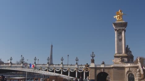 Pont-Alexandre-Iii,-Puente-Alexandre-Iii-Con-La-Torre-Eiffel-Contra-El-Cielo-Azul-En-París,-Francia