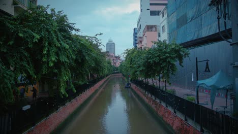 Profilansicht-Des-Khlong-Ong-Ang-Kanals-Tagsüber-In-Bangkok