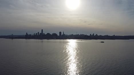 Imágenes-Aéreas-Alejándose-Con-El-Centro-De-San-Francisco-Al-Fondo.