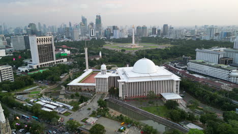 Istiqlal-Moschee-Mit-Monas-Statue-In-Der-Ferne-Jakarta