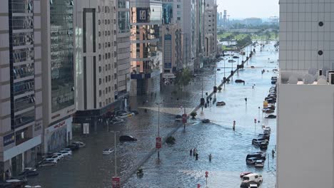 Am-17.-April-2024-Waren-überflutete-Straßen-Und-Wege-In-Den-Vereinigten-Arabischen-Emiraten-Sichtbare-Erinnerungen-An-Die-Jüngsten-Beispiellosen-Regenfälle