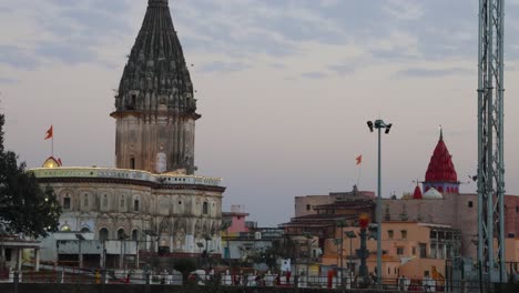 Heiliger-Hindutempel-Mit-Seiner-Lebendigen-Architektur-Und-Dem-Dramatischen-Himmel-Am-Abend-Aus-Einem-Anderen-Blickwinkel.-Video-Aufgenommen-Im-Ram-Mandir-Yodhya-Uttarpradesh-Indien,-06.-März-2024