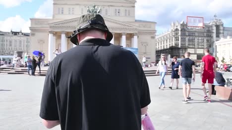 El-Artista-Está-Dibujando-El-Teatro-Bolshoi-Al-Aire-Libre-En-El-Centro-De-Moscú.