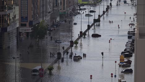 El-17-De-Abril-De-2024,-Las-Carreteras-Y-Calles-Inundadas-En-Los-Emiratos-Árabes-Unidos-Fueron-Recordatorios-Visibles-De-Las-Recientes-Lluvias-Sin-Precedentes.