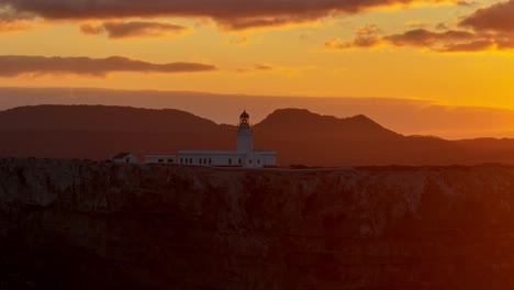 Sonnenuntergangs-Skyline-über-Dem-Leuchtturm-Von-Cavalleria-Im-Norden-Von-Menorca,-Panoramablick-Aus-Der-Luftdrohne